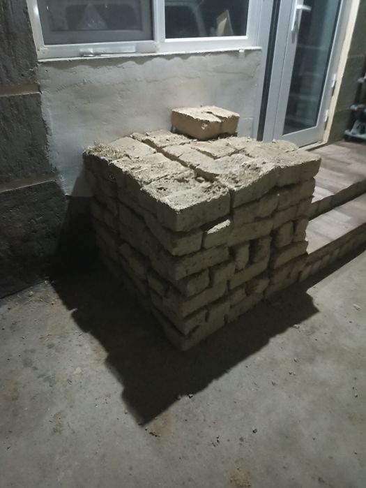 Продаеться кирпичи