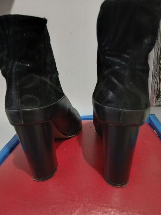 Ghete de dama din piele naturala marimea 38 in stare perfecta.
Nu au n