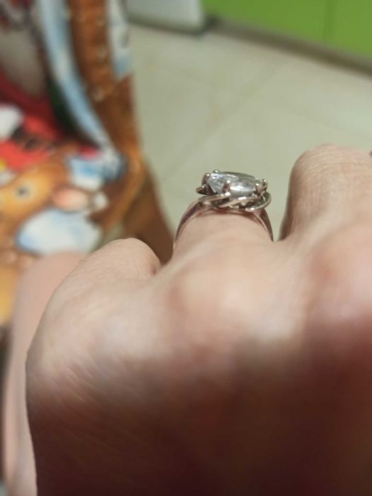 Продавам нежен сребърен пръстен с  бял циркон - размер 10 мм