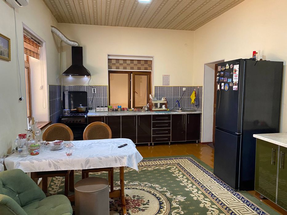 Тез ховли сотилади. 8 соток, 3 комплект уй, 10 та хона