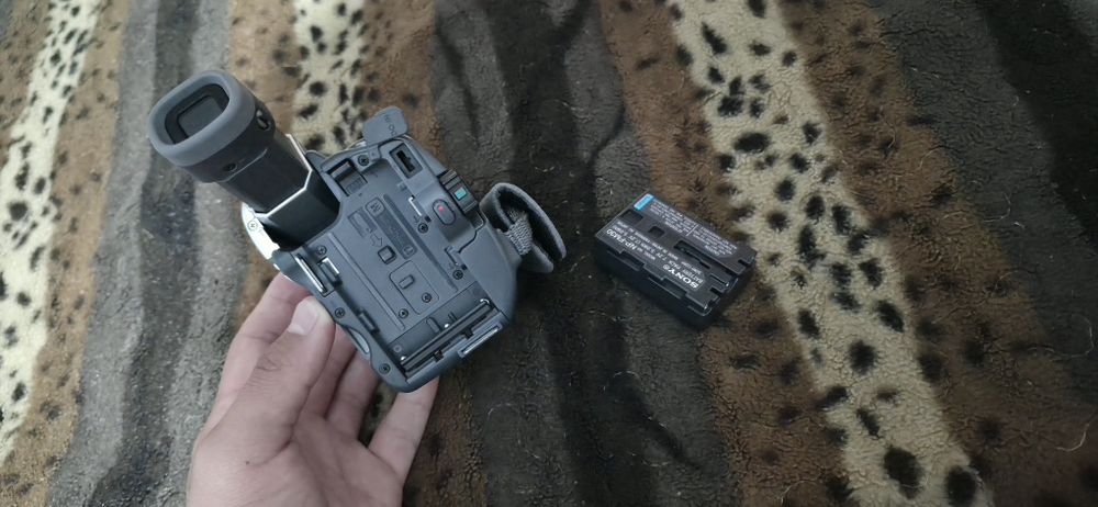 Продам камеру Sony Handycam DCR-HC15E.