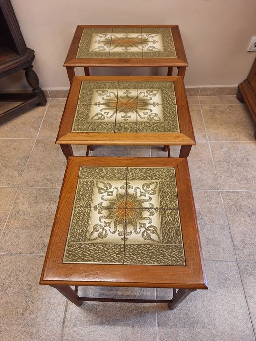 К - т три помощни масички с плочки