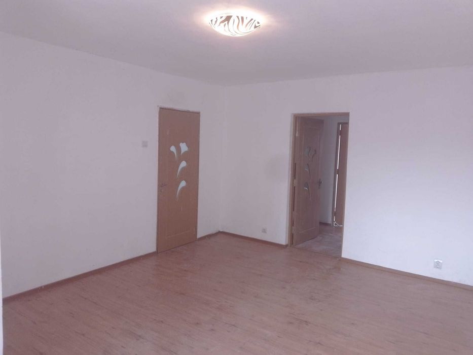 Vand apartament 2 camere semidecomandat zona Centrala Filiasi