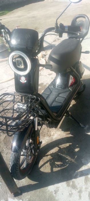 Скутер Hugo motors