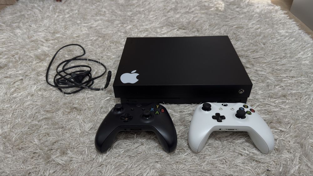 Vand Consola Microsoft Xbox One X ,1TB ,4K + 2 Controllere