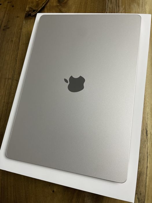 Macbook air m3 2024, 15 inch impecabil,256 gb,folie alien surface