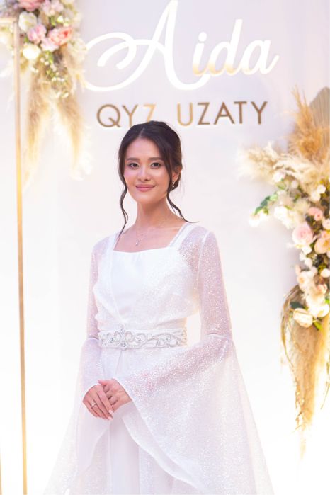 Блестящее платье и накидка на узату