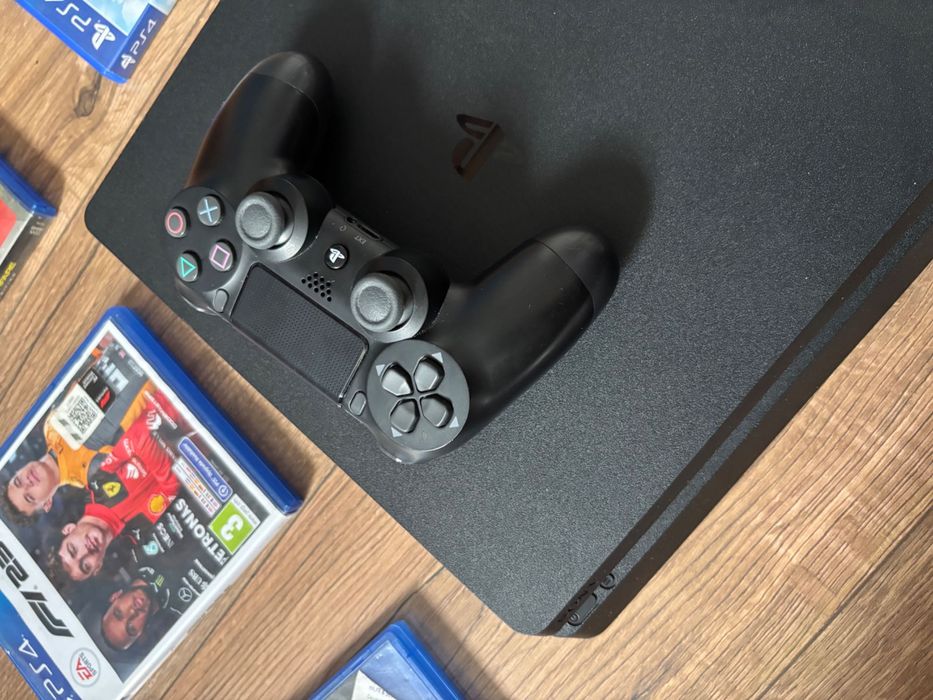 Vând PS4 cu jocuri
