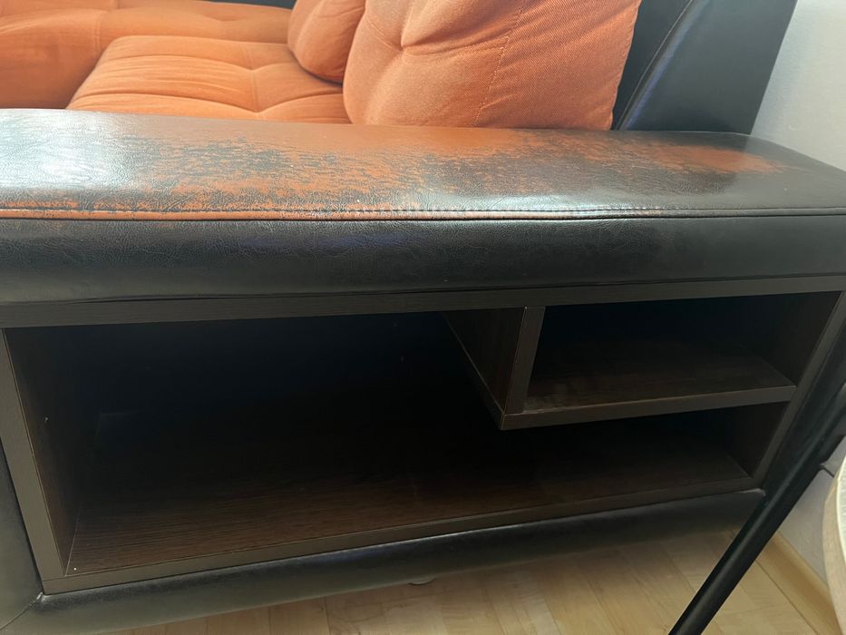 Текстилен диван  с кожени елементи