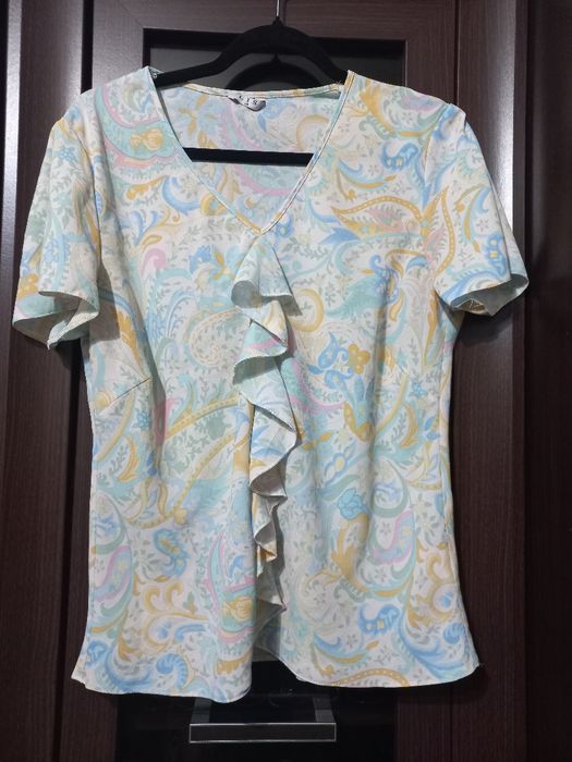 Costum de vara, compus din fustă în clini, pe elastic și bată și bluza cu volănaș la gât.