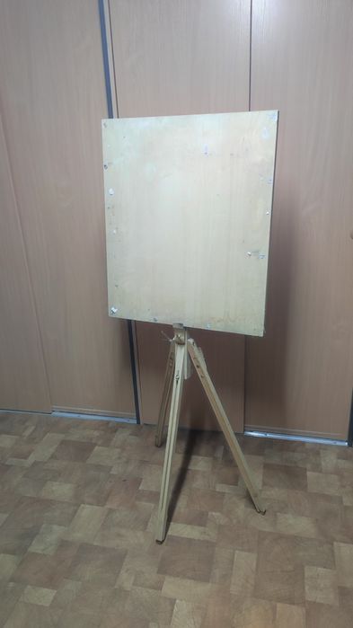 Деревянный мольберт / напольный стенд
