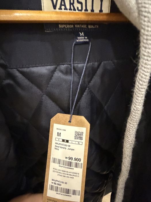 Бомбер WHO.A.U с капюшоном