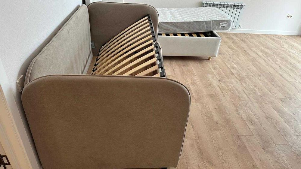 Диван кровать с подушками побокам