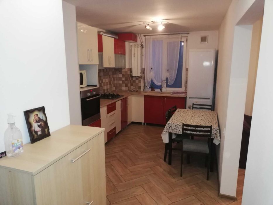De închiriat apartament 3 camere, mobilat, str. Podului