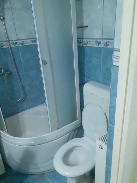 Apartament cu 3 camere de închiriat