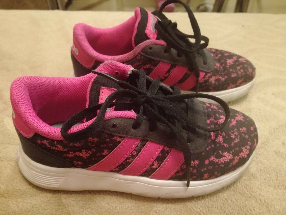 Продавам детски маратонки Adidas