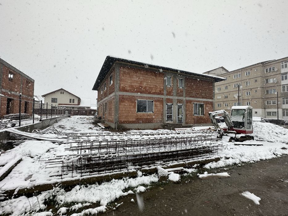 Firma de constructii,case la rosu,structura,hidroizolatii,fundatii