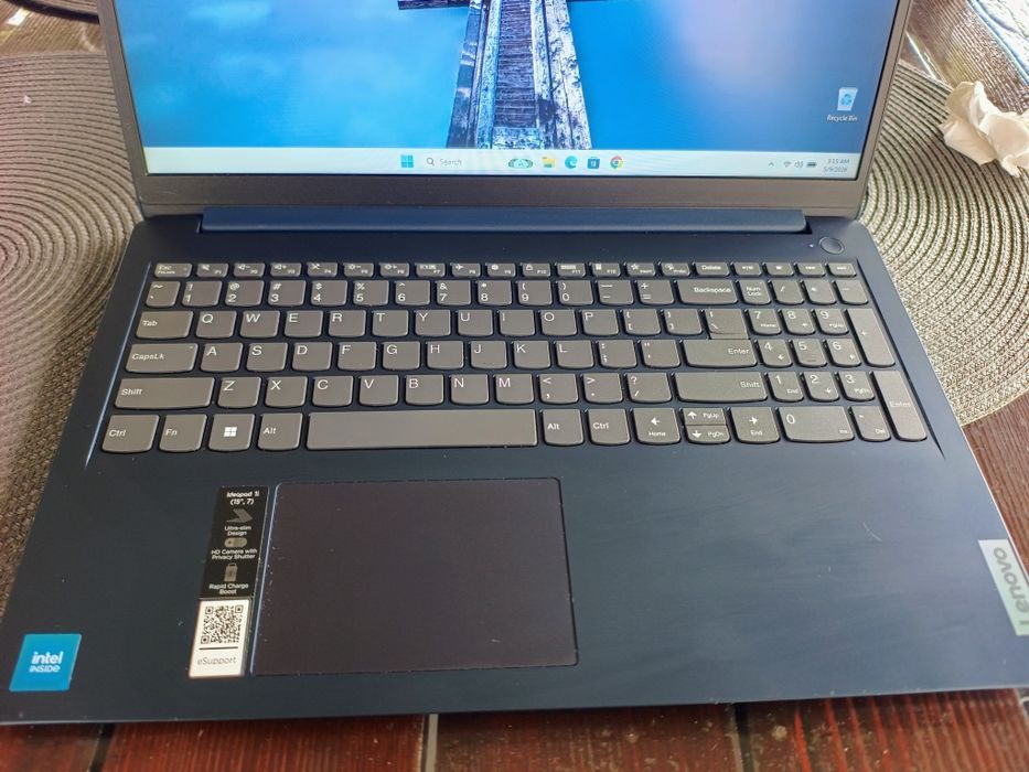 Vând Laptop Lenovo Ideapad 1i