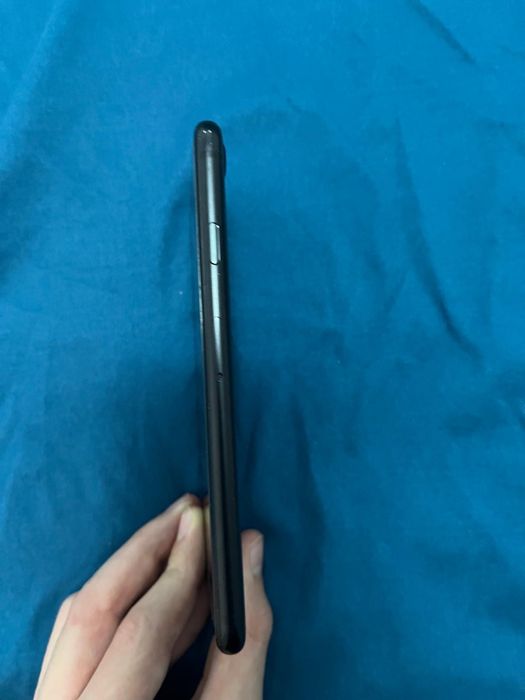 Iphone se generatia 2 zgarieturi doar folie display intact. 64 gb rom