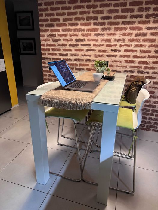 Masă cu scaune de bucătărie