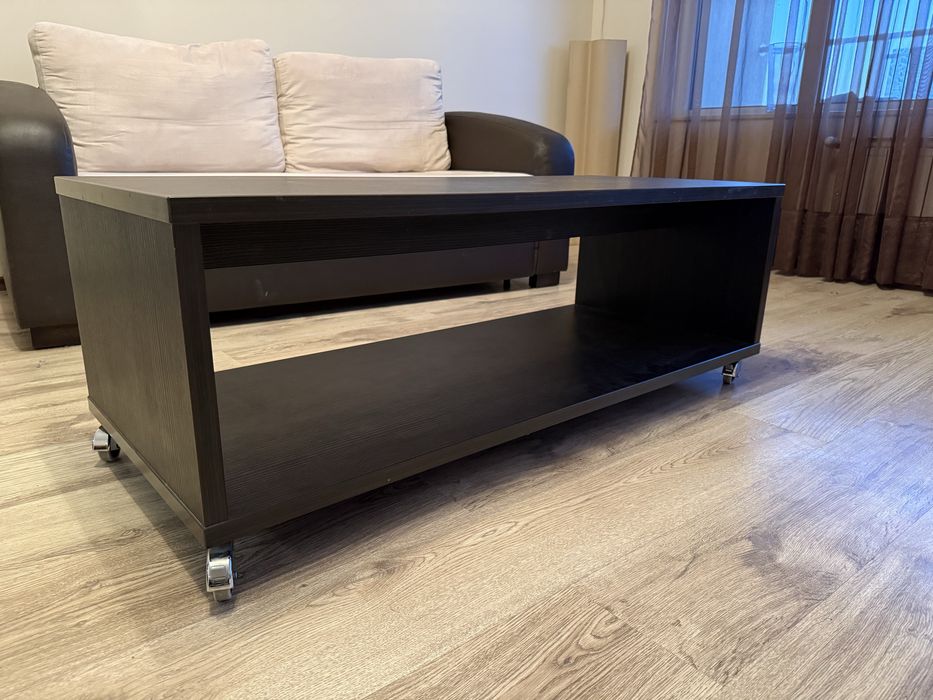 Холна маса с колела