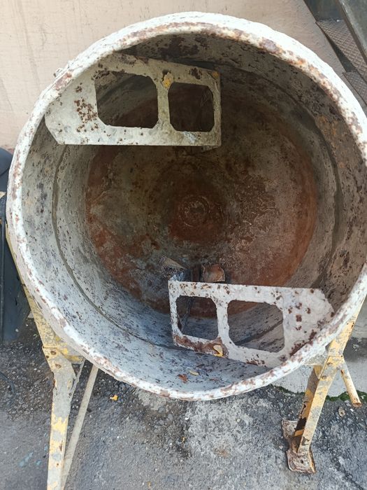 Продам  бетономешалку б/у 220