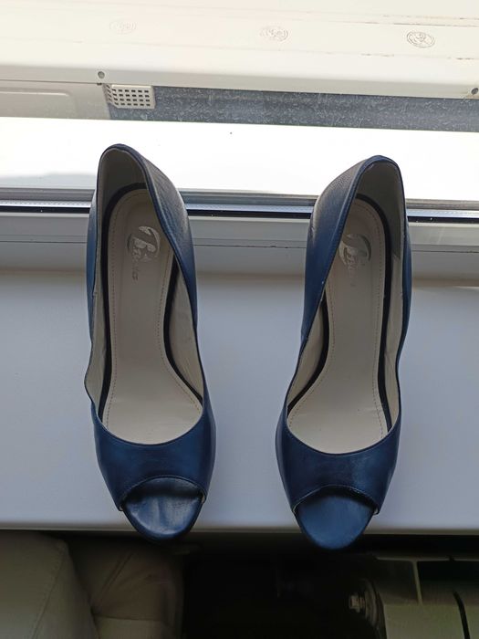 Продавам дамски обувки Bata