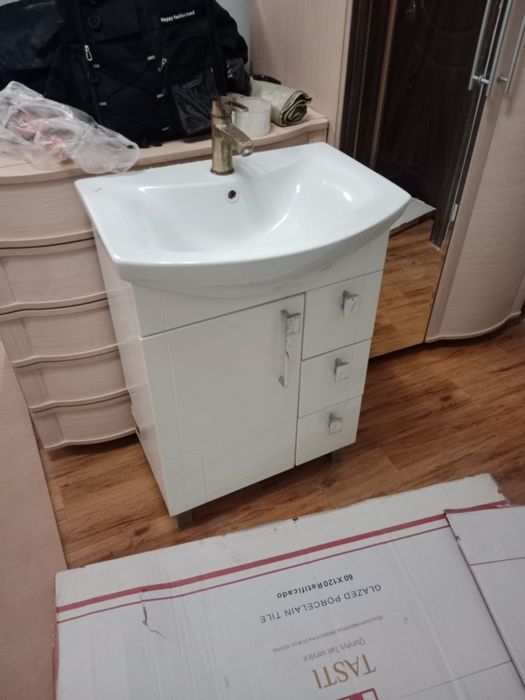 Продам Раковину с тумбой +шкаф(на фото)