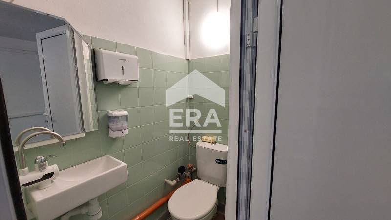 Търговско помещение под наем в района на Окръжна болница