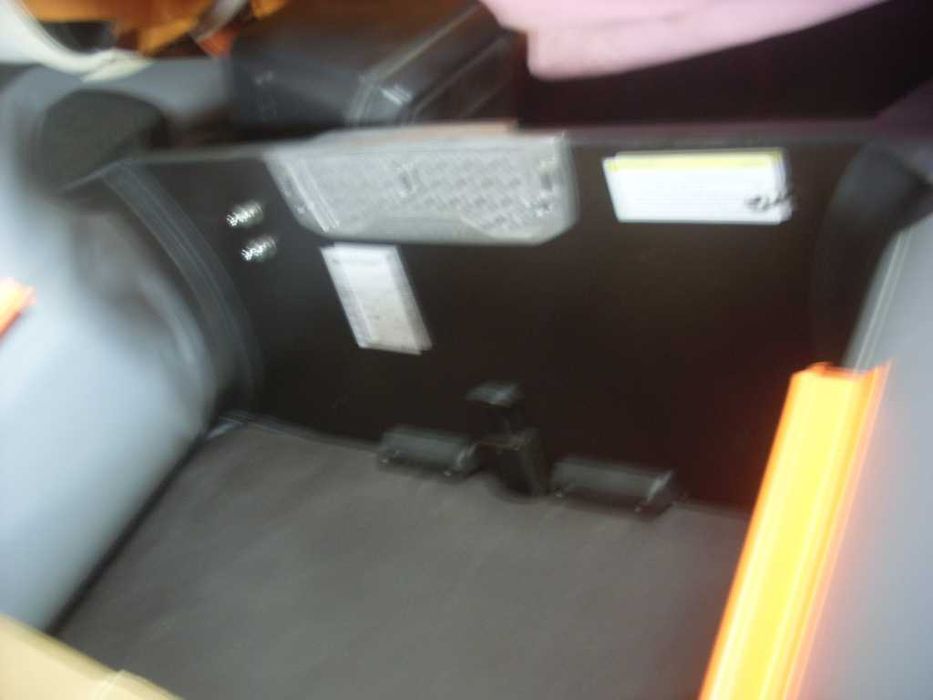 продавам чисто нова лодка колибри-3.60 с двигател меркури 8кс