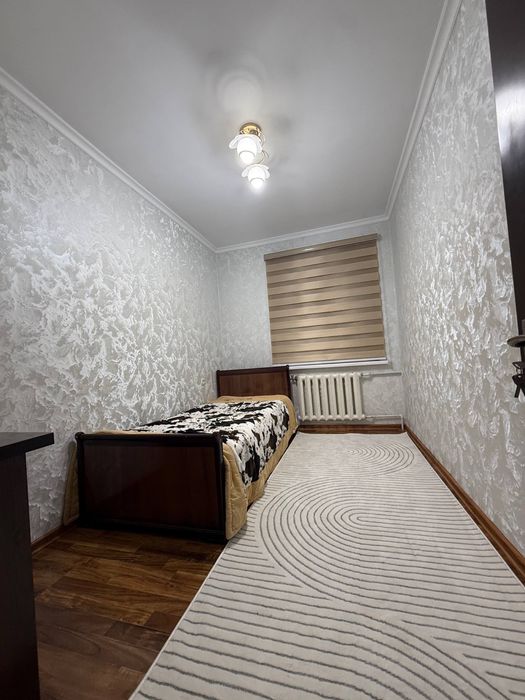 Чиланзар 4. Продаю 3 Х комнатн квпртиру. Кирпичный дом. Метро М.У