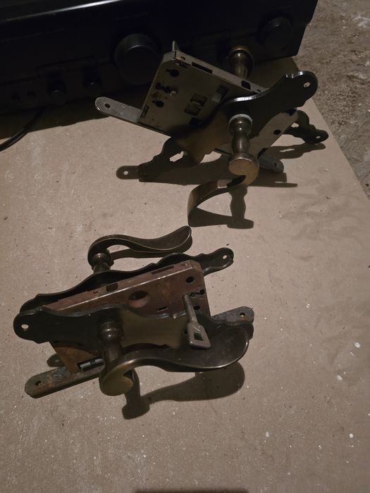 Брави с бронзови старинни  дръжки