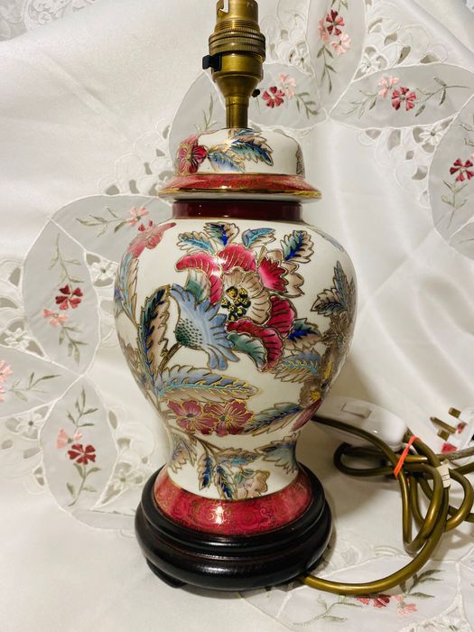 настолна порцеланова лампа