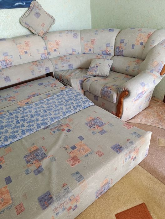Угловой диван и два кресла