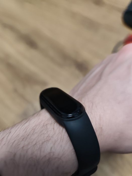 Mi Smart Band 5 с леко одраскано стъкло