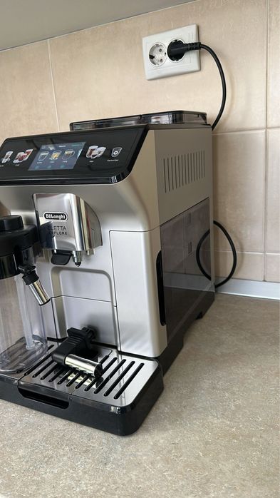 Espressor expresor aparat de cafea tonomat Delonghi elleta explore