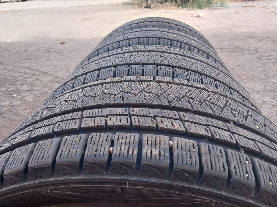 4 шины Triangle 245 45 R19. Один отличается рисунком.