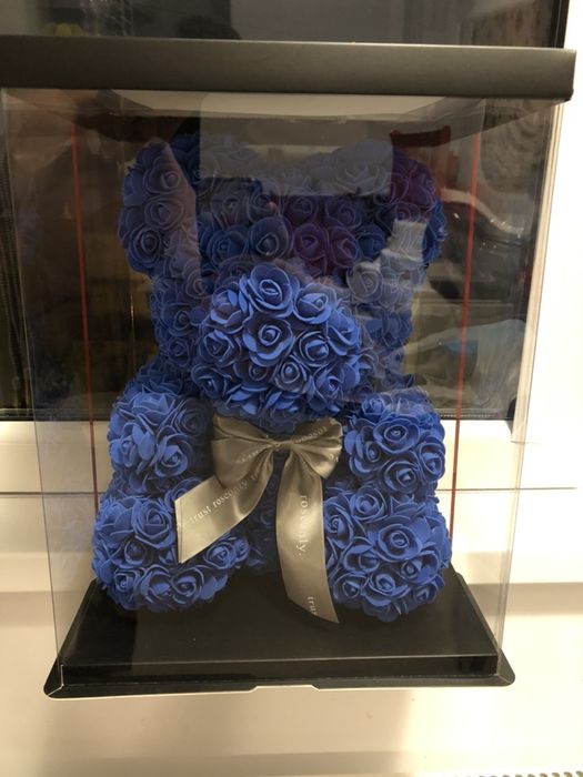 Figurina ursulet din trandafiri de spuma in cutie de 40 cm 150 lei