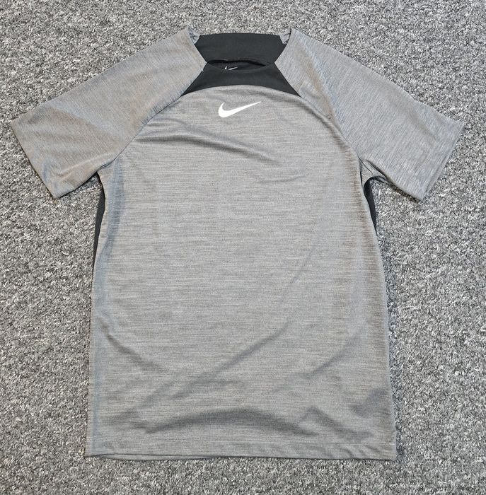 Nike тениска S реален размер с дишащи гръб