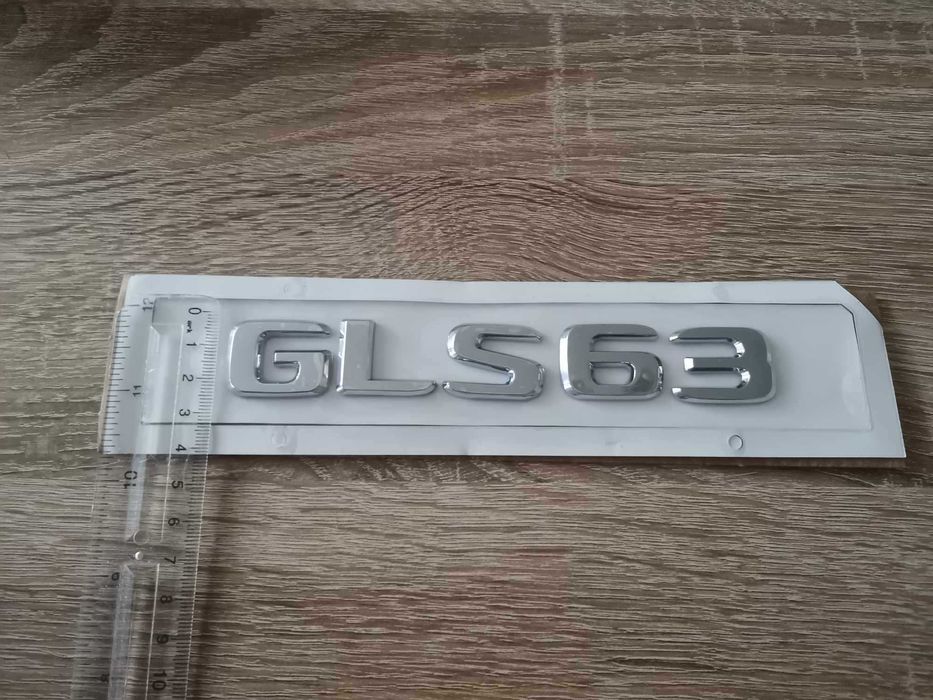 сребрист надпис Mercedes Benz GLS 63