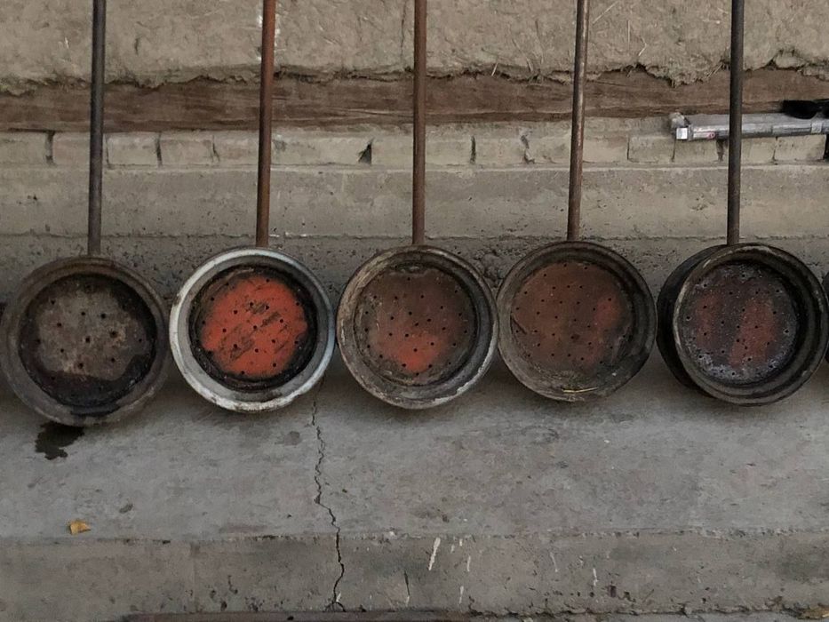 Koʻmir qumida yem atala pishirish uchun garelka