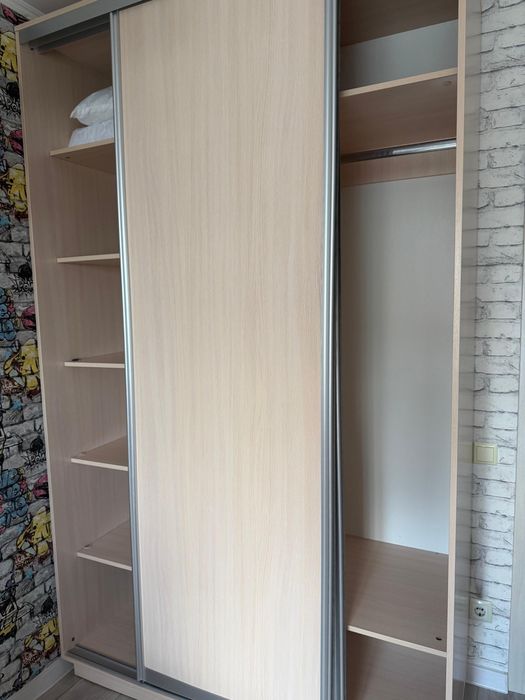 шкаф, стол, кровать