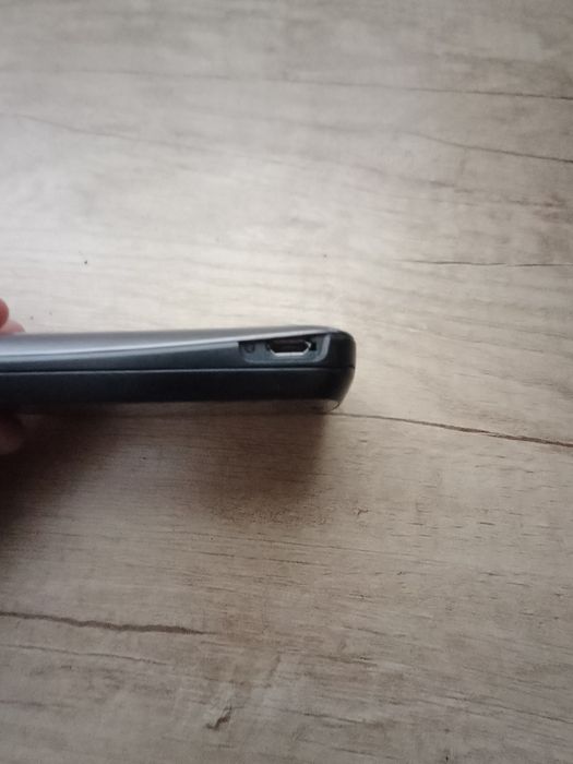 Продавам запазен телефон LG