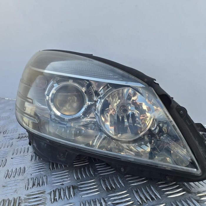 Far dreapta cu lupa fara xenon Mercedes C-Class W204