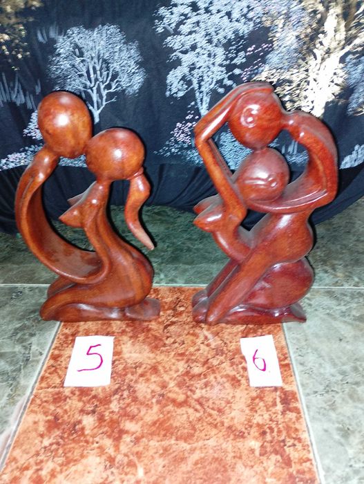 Еротични статуетки от дърво