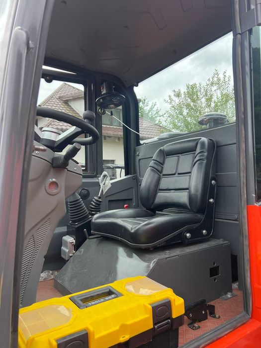 Stivuitor 4x4  teren accidentat 2,5 tone ridicare