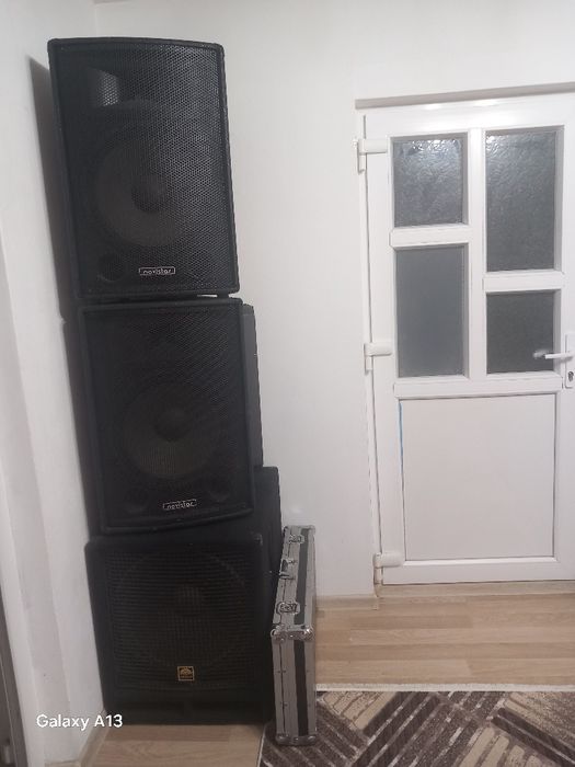 Vând 2 boxe si bass