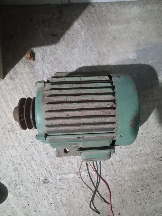 Vând motor electric