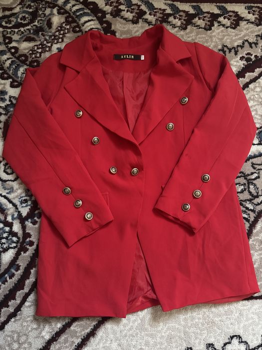 костюм красный новый