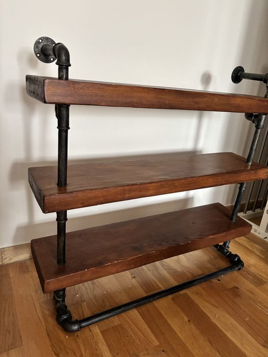 Dulap industrial – țevi metalice și lemn tratat
